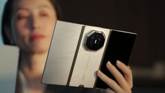 Oprócz głównego koloru – fioletowego – model Huawei Mate XT2 będzie również dostępny w kolorach złoto-białym i złoto-czarnym.