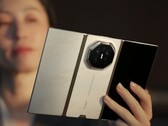 Oprócz głównego koloru – fioletowego – model Huawei Mate XT2 będzie również dostępny w kolorach złoto-białym i złoto-czarnym.
