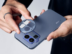 Realme GT 8 Pro w wykończeniu Urban Blue ze zdjętą płytką aparatu. (Źródło zdjęcia: Realme)