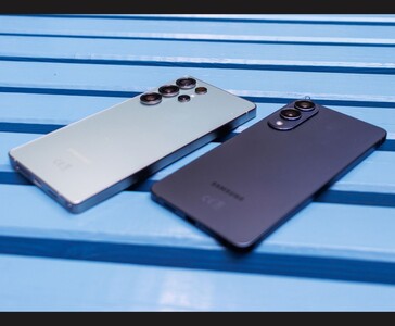 Samsung Galaxy S25 Ultra i Galaxy S25 Edge umieszczone obok siebie na niebieskiej ławce, podkreślając ich moduły kamer i smukłe metalowe obudowy (źródło zdjęcia: Notebookcheck)