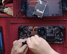 Środkowy demontaż wyświetlacza OLED Steam Deck. (Źródło zdjęcia: SlickBuys Mods and Repairs)