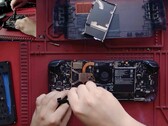 Środkowy demontaż wyświetlacza OLED Steam Deck. (Źródło zdjęcia: SlickBuys Mods and Repairs)
