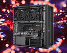 Spojrzenie na wnętrze stacji roboczej ThinkStation P4.