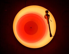 Brian Eno wypuścił w Paul Stolper Gallery swój limitowany gramofon 2024 Turntable II o wartości 20 000 funtów, będący następcą jego kultowego gramofonu 2021 Turntable I. (Źródło: Paul Stolper Gallery)