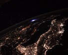 Zdjęcie Ziemi wykonane z ISS, pokazujące burzę z piorunami w oddali. (Źródło zdjęcia: Flickr/CC/ESA/NASA-T. Pesquet)