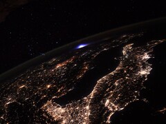 Zdjęcie Ziemi wykonane z ISS, pokazujące burzę z piorunami w oddali. (Źródło zdjęcia: Flickr/CC/ESA/NASA-T. Pesquet)