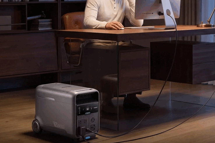 Dostępne złącza obejmują gniazda 240V i przyłącza do kamperów, a także standardowe gniazda, USB-A oraz port USB-C o mocy 100W.