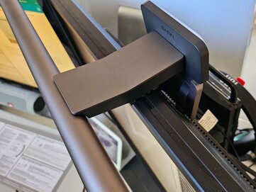 Screenbar jest stabilnie zamocowany na monitorze BenQ.