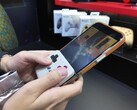 Nowy kontroler przypina się do dolnej części telefonu, zamieniając go w handheld w stylu Game Boy. (Źródło obrazu: @yoshivesmovie na X)