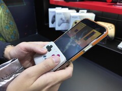 Nowy kontroler przypina się do dolnej części telefonu, zamieniając go w handheld w stylu Game Boy. (Źródło obrazu: @yoshivesmovie na X)