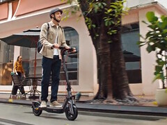 Hulajnoga elektryczna Segway Ninebot F3 jest wyposażona w funkcje bezpieczeństwa i nawigacji. (Źródło zdjęcia: Segway)