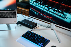 Karta graficzna eGPU Aorus RTX 5060 Ti AI Box podłączona do laptopa Lenovo ThinkPad X9, na którym uruchomiono grę Cyberpunk 2077 na monitorze zewnętrznym.
