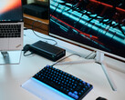 Karta graficzna eGPU Aorus RTX 5060 Ti AI Box podłączona do laptopa Lenovo ThinkPad X9, na którym uruchomiono grę Cyberpunk 2077 na monitorze zewnętrznym.