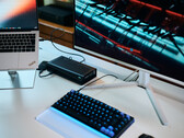 Karta graficzna eGPU Aorus RTX 5060 Ti AI Box podłączona do laptopa Lenovo ThinkPad X9, na którym uruchomiono grę Cyberpunk 2077 na monitorze zewnętrznym.