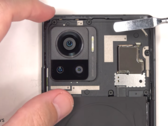 Edge 30 Ultra zostaje rozebrany na części. (Źródło: PBKReviews)