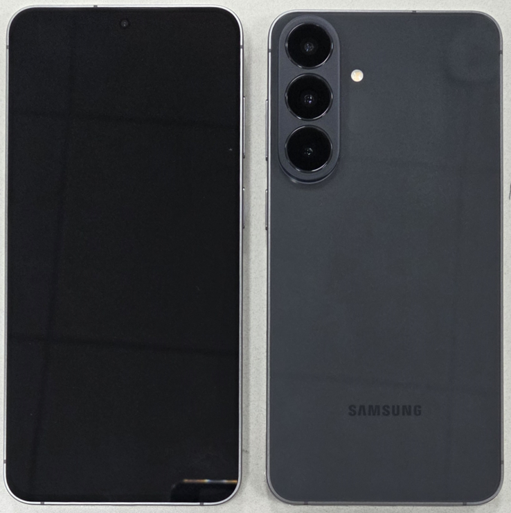W porównaniu do Galaxy A57, nowy pasek kamery Galaxy S26 FE sięga aż do krawędzi.