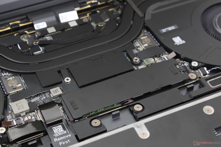 W zestawie znajduje się rozpraszacz ciepła SSD