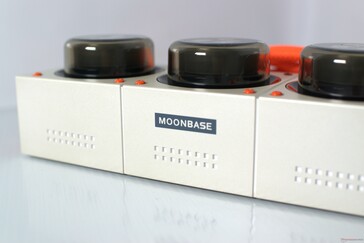 Napis "Moonbase" po jednej stronie...