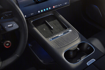 Xiaomi SU7 (2026) w nowym kolorze Capri Blue: elektryczny sportowy sedan zyskuje coś więcej niż tylko drobny lifting. (Źródło zdjęcia: Xiaomi)