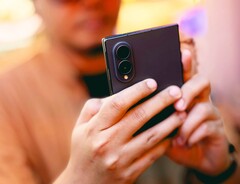 W przypadku zbyt wysokiej temperatury Samsung Galaxy Z Fold8 zmniejsza rozdzielczość zdjęć o połowę.