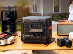 Stacja zasilania Jackery Explorer 1500 Ultra zapewnia 1800 W ciągłej mocy wyjściowej do zasilania urządzeń i elektroniki. (Źródło obrazu: Jackery)