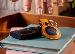 Oczekuje się, że rywale AirTag, tacy jak Motorola Moto Tag, wkrótce staną się bardziej użyteczni. (Źródło obrazu: Motorola)
