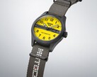 Zbliżenie na zegarek Seiko 5 Sports Field x Honda Motocompo Limited Edition, na którym widoczna jest żółta tarcza, logo Hondy oraz grawerowana koronka.