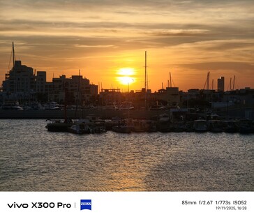 Vivo X300 Pro 85 mm Surowe oświetlenie.