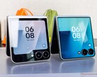 Galaxy Z Flip 7 (po prawej) miał większy wyświetlacz na pokrywie niż Galaxy Z Flip 6 (po lewej).