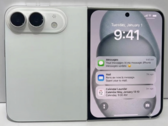Model składanego iPhone'a Ultra w kolorze białym.