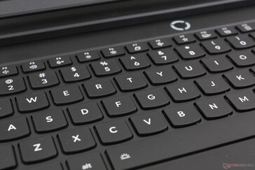 Proste klawisze membranowe są twardsze i wygodniejsze niż w większości ultracienkich laptopów