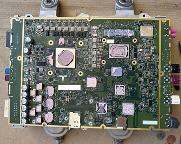 Nowa płyta infotainment z procesorem i układem graficznym AMD, 16 GB RAM i 256 GB NVMe SSD. (Źródło obrazu: @greentheonly na Twitterze)