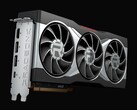 Zbliżenie karty graficznej AMD Radeon RX 6800 XT z potrójnym wentylatorem chłodzącym i srebrną osłoną z widocznym logo Radeon. (Źródło obrazu: AMD)