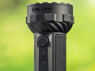 Latarka Olight Marauder 3 jest sterowana za pomocą pokrętła oraz przełącznika trybów świecenia.