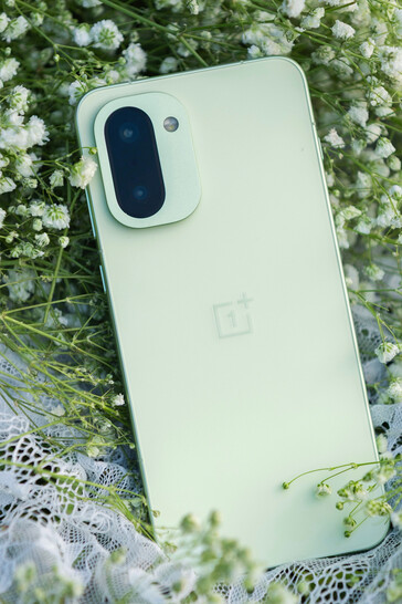 Telefon w kolorze Shadow Green (źródło zdjęcia: OnePlus)