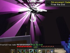 Zrzut ekranu przedstawiający użytkownika pokonującego Smoka Endera w grze Minecraft
