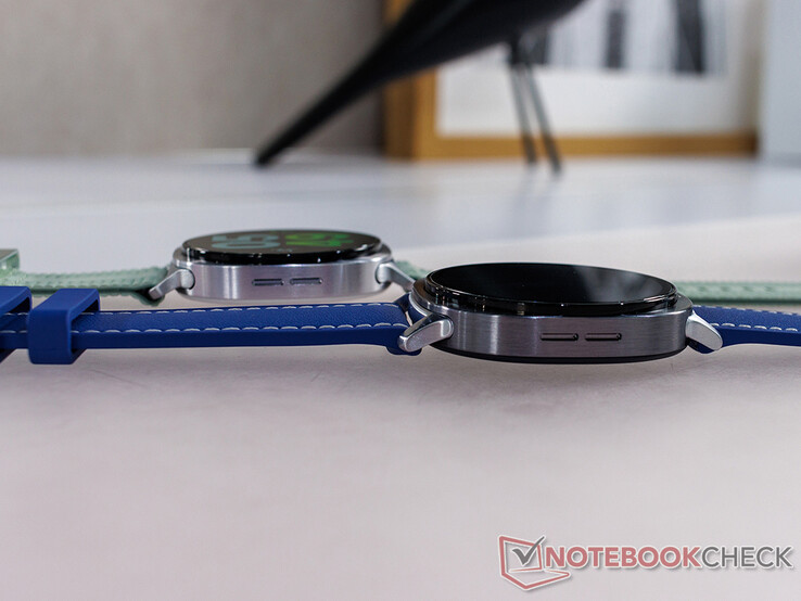 Samsung twierdzi, że Watch 8 jest o 11% cieńszy od poprzednika. Na zdjęciu: dwa rozmiary Watch 8. (Źródło zdjęcia: Notebookcheck)
