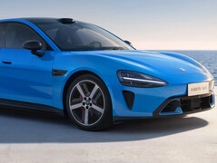 Xiaomi SU7 (2026) w nowym kolorze Capri Blue: elektryczny sportowy sedan zyskuje coś więcej niż tylko drobny lifting. (Źródło zdjęcia: Xiaomi)