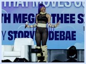 Megan Thee Stallion na czacie przy kominku DreamCon "Power &amp; Creativity".