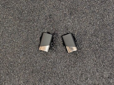 Płaska powierzchnia bezprzewodowych słuchawek dousznych Status Pro X.