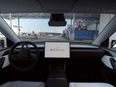 Tesla jadąca autonomicznie na parking w Giga Berlin (źródło zdjęcia: Tesla on X)