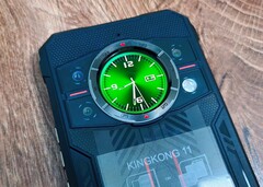 Diody LED na podczerwień, które zapewniają niezbędne oświetlenie do zdjęć nocnych, są ukryte wewnątrz modułu lampy błyskowej LED po prawej stronie.