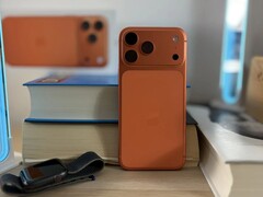 Autorka MacRumors Juli Clover korzystała z trzech generacji iPhone’a, z każdej przez rok, z włączonym limitem ładowania do 80%.