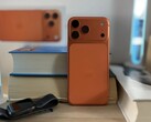 Autorka MacRumors Juli Clover korzystała z trzech generacji iPhone’a, z każdej przez rok, z włączonym limitem ładowania do 80%.