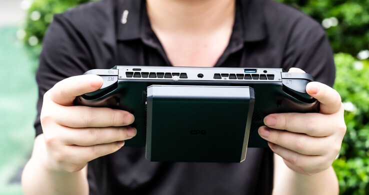 GPD Win 5 z podłączoną baterią zewnętrzną. (Źródło zdjęcia: GPD)