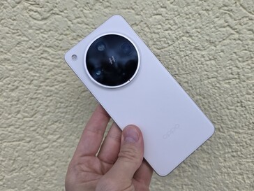 Oppo Find X8 Ultra w recenzji. (Źródło obrazu: Marcus Herbrich/Notebookcheck)