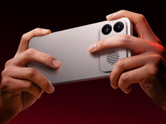 Trudno byłoby nie zablokować otworów wentylacyjnych podczas trzymania Redmi K90 Max (na zdjęciu)