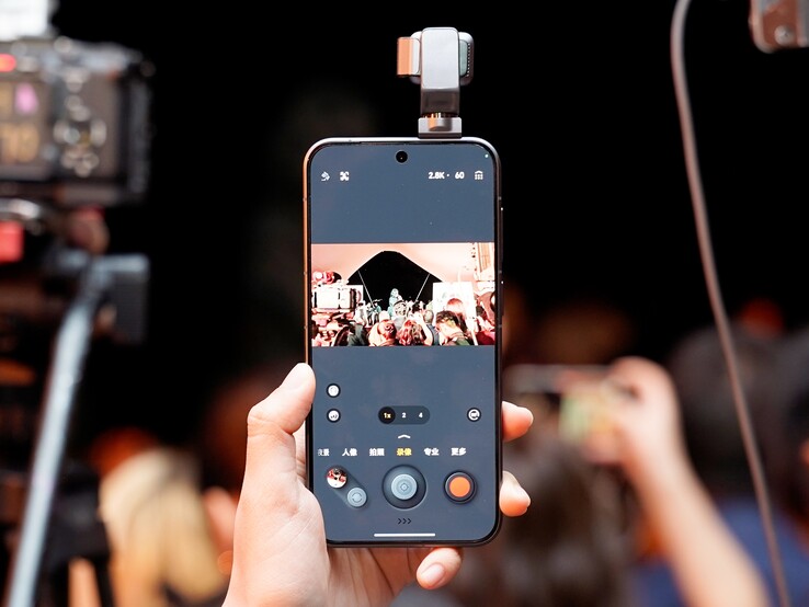 Smartfon Honor Robot Phone ma główny czujnik o ultrawysokiej rozdzielczości 200 MP.