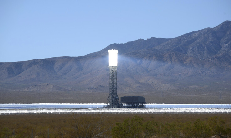 Elektrownia słoneczna Ivanpah na pustyni Mojave w pobliżu granicy Kalifornii i Nevady (na zdjęciu) z heliostatami. (Źródło zdjęcia: Laura Ockel na Unsplash)