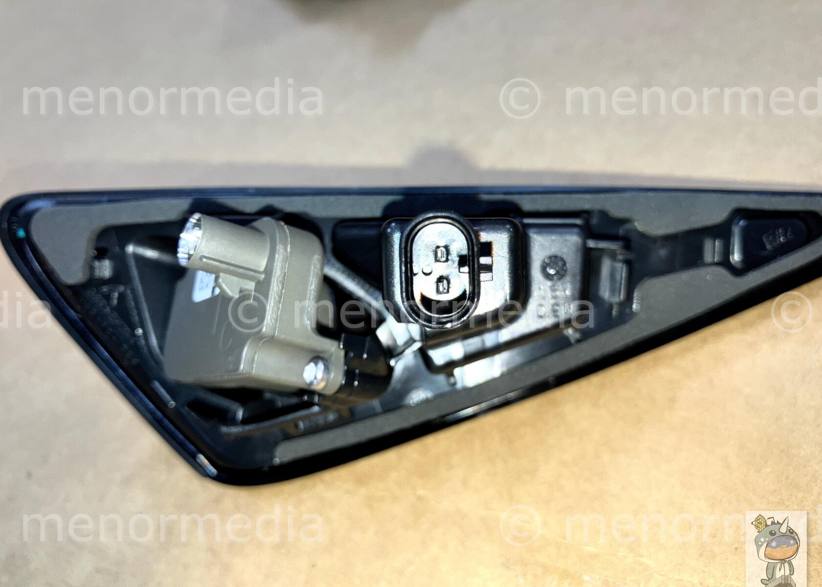 Porównanie konstrukcji i specyfikacji bocznego kierunkowskazu Tesla HW4